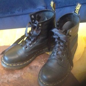 Dr. Martins AW004 11821 US 7 UK 5 AirWair